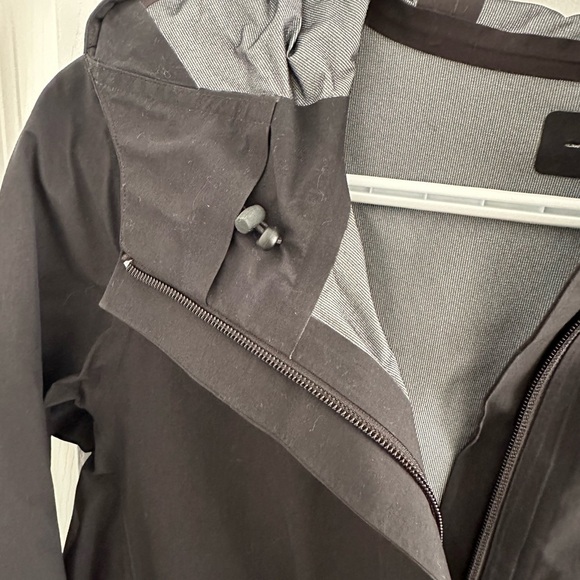 Lululemon Rain Jacket - Size 6 - Picture 4 of 13